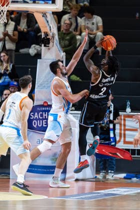 GER, easy Credit Basketball Bundesliga, Science City Jena Veolia Towers Hamburg 26 03 2026, Sparkassen Arena, Jena, GER, easy Credit Basketball Bundesliga, Science City Jena Veolia Towers Hamburg Leonard Thorpe Jr Veolia Towers Hamburg, 2 , Alex Herrera Science City Jena, 41 Â Photo Alexander Trienitz Jena Sparkassen Arena Thueringen Germany