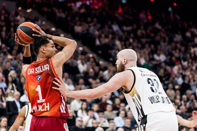MUNICH, GERMANY - MARCH 26: Oscar da Silva (FC Bayern Muenchen, 1) controls the ball against Bastien Vautier (LDLC ASVEL Villeurbanne, 32) during the Turkish Airlines EuroLeague match between FC Bayern Muenchen vs. LDLC ASVEL Villeurbanne at SAP Garden on round 34 of Turkish Airlines EuroLeague on March 26, 2025 in Munich, Germany. Bavaria Germany Copyright: xSteffiexWunderlx