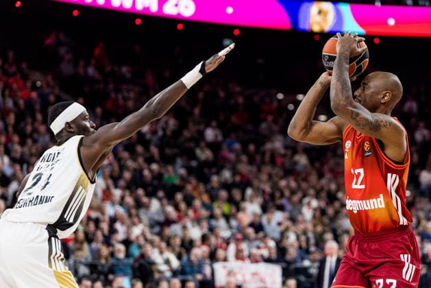 MUNICH, GERMANY - MARCH 26: Isiaha Mike (FC Bayern Muenchen, 22) shoots the ball over Mbaye Ndiaye (LDLC ASVEL Villeurbanne, 24) during the Turkish Airlines EuroLeague match between FC Bayern Muenchen vs. LDLC ASVEL Villeurbanne at SAP Garden on round 34 of Turkish Airlines EuroLeague on March 26, 2025 in Munich, Germany. Bavaria Germany Copyright: xSteffiexWunderlx