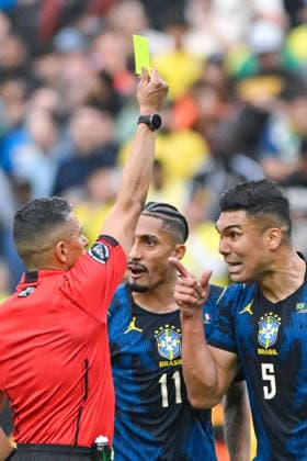 BOSTON, UNITED STATES OF AMERICA - MARCH 26: Casemiro of Brazil (R), Raphinha of Brazil (C) and the Referee Guido Gonzales Jr. during an international football friendly between Brazil v France at Gillette Stadium, Boston, USA. (Photo by Andre Ricardo Sports Press Photo) Copyright: xAndrexRicardo SportsxPressxPhotox Sportspressphoto_SPR118719