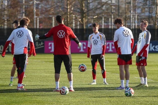 26 03 2026, xtgx, Fußball, U21 Nationalmannschaft, Abschlusstraining emspor, v l Lukas Ullrich Deutschland , Anton Kade Deutschland DFL DFB REGULATIONS PROHIBIT ANY USE OF PHOTOGRAPHS as IMAGE SEQUENCES and or QUASI VIDEO Wolfsburg