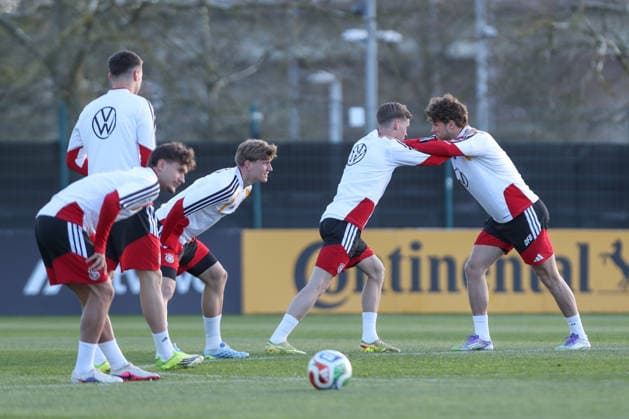 26 03 2026, xtgx, Fußball, U21 Nationalmannschaft, Abschlusstraining emspor, v l Aljoscha Kemlein Deutschland , Anton Kade Deutschland , Linus Gechter Deutschland DFL DFB REGULATIONS PROHIBIT ANY USE OF PHOTOGRAPHS as IMAGE SEQUENCES and or QUASI VIDEO Wolfsburg