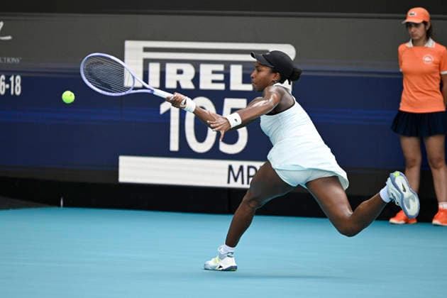MIAMI GARDENS, FL - MARCH 26: Coco Gauff of the United States returns a shot to Karolina Muchova of Czech Republic during the men™s semifinal match of the Miami Open on March 26, 2026, Hard Rock Stadium in Miami Gardens, Florida. (Photo by Michele Eve Sandberg Icon Sportswire) TENNIS: MAR 26 Miami Open EDITORIAL USE ONLY Icon2603260559