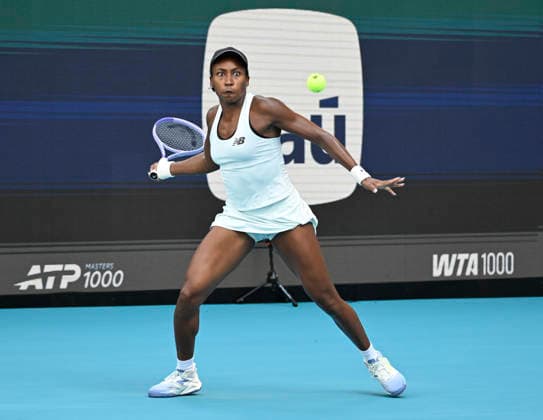 MIAMI GARDENS, FL - MARCH 26: Coco Gauff of the United States returns a shot to Karolina Muchova of Czech Republic during the men™s semifinal match of the Miami Open on March 26, 2026, Hard Rock Stadium in Miami Gardens, Florida. (Photo by Michele Eve Sandberg Icon Sportswire) TENNIS: MAR 26 Miami Open EDITORIAL USE ONLY Icon2603260522