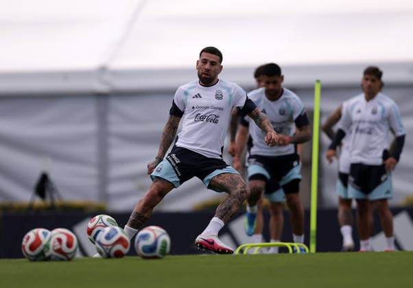 Otamendi Training of the Argentina National Team Copyright: xxx