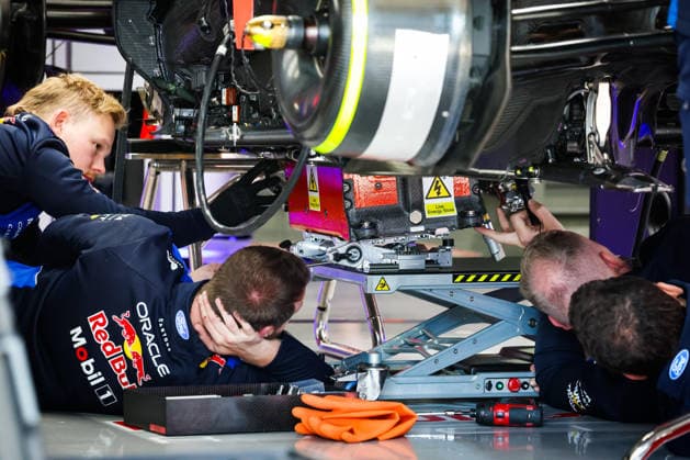 F1 - JAPANESE GRAND PRIX 2026 Red Bull Racing Ford mechanics mechanic mounting the battery of the engine power unit into the car in the garage during the Formula 1 Japanese Grand Prix 2026, 3rd round of the 2026 Formula One World Championship, WM, Weltmeisterschaft from March 27 to 29, 2026 on the Suzuka Circuit, in Suzuka, Japan - SuzukaJapan  Copyright: xFLORENTxGOODENx