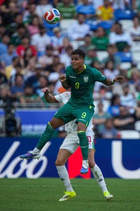 BOLIVIA VS SURINAME - PLAY-OFF COPA MUNDIAL FIFA 2026 - 26 MARZO 2026 Monterrey, Mexico - March 26, 2026: Enzo Moteiro 9 of Bolivia jumps for the ball with Liam Van Gelderen 20 of Suriname during the FIFA World Cup, WM, Weltmeisterschaft, Fussball 2026 Play-Off Tournament match between Bolivia and Suriname at Estadio BBVA in Monterrey, Mexico. Imago images Straffon Images Luis Licona GUADALUPE NUEVO LEON MEXICO Copyright: xLUISxLICONAx