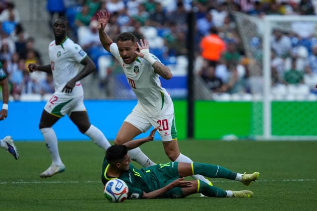 BOLIVIA VS SURINAME - PLAY-OFF COPA MUNDIAL FIFA 2026 - 26 MARZO 2026 Monterrey, Mexico - March 26, 2026: Liam Van Gelderen 20 of Suriname competes for the ball with Ramiro Vaca 10 of Bolivia during the FIFA World Cup, WM, Weltmeisterschaft, Fussball 2026 Play-Off Tournament match between Bolivia and Suriname at Estadio BBVA in Monterrey, Mexico. Imago images Straffon Images Luis Licona GUADALUPE NUEVO LEON MEXICO Copyright: xLUISxLICONAx