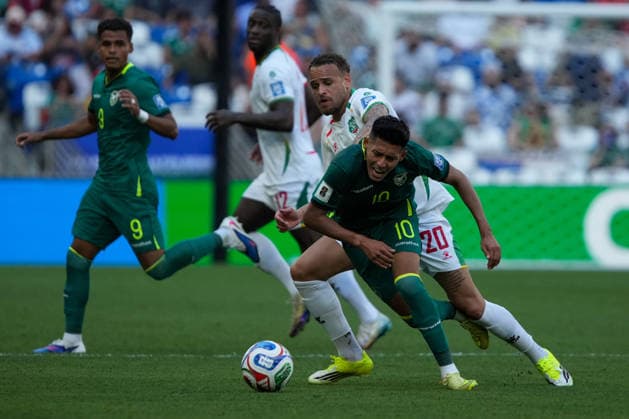 BOLIVIA VS SURINAME - PLAY-OFF COPA MUNDIAL FIFA 2026 - 26 MARZO 2026 Monterrey, Mexico - March 26, 2026: Liam Van Gelderen 20 of Suriname competes for the ball with Ramiro Vaca 10 of Bolivia during the FIFA World Cup, WM, Weltmeisterschaft, Fussball 2026 Play-Off Tournament match between Bolivia and Suriname at Estadio BBVA in Monterrey, Mexico. Imago images Straffon Images Luis Licona GUADALUPE NUEVO LEON MEXICO Copyright: xLUISxLICONAx