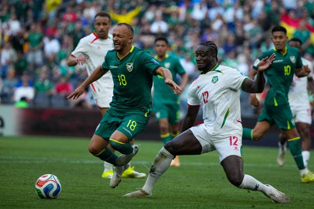 BOLIVIA VS SURINAME - PLAY-OFF COPA MUNDIAL FIFA 2026 - 26 MARZO 2026 Monterrey, Mexico - March 26, 2026: Juan Godoy 18 of Bolivia celebrates after scoring his goal with Leo Abena 12 of Suriname during the FIFA World Cup, WM, Weltmeisterschaft, Fussball 2026 Play-Off Tournament match between Bolivia and Suriname at Estadio BBVA in Monterrey, Mexico. Imago images Straffon Images Luis Licona GUADALUPE NUEVO LEON MEXICO Copyright: xLUISxLICONAx