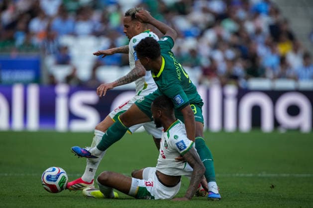 BOLIVIA VS SURINAME - PLAY-OFF COPA MUNDIAL FIFA 2026 - 26 MARZO 2026 Monterrey, Mexico - March 26, 2026: Enzo Monteiro 9 of Bolivia competes for the ball with Tjaronn Chery 10 and Melayro Bogarde 6 of Suriname during the FIFA World Cup, WM, Weltmeisterschaft, Fussball 2026 Play-Off Tournament match between Bolivia and Suriname at Estadio BBVA in Monterrey, Mexico. Imago images Straffon Images Luis Licona GUADALUPE NUEVO LEON MEXICO Copyright: xLUISxLICONAx