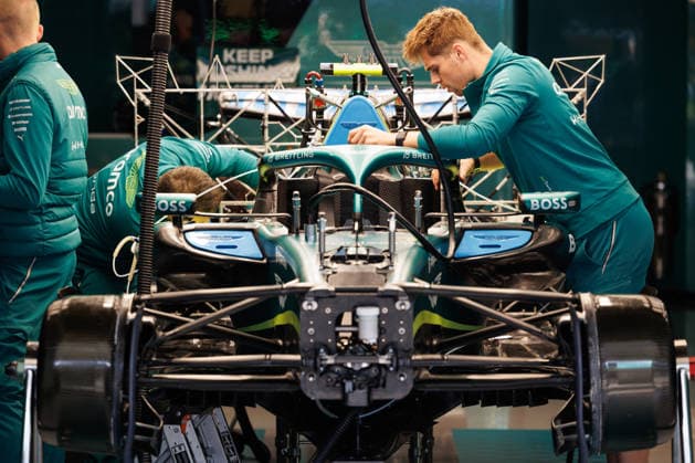 Formula 1, Day 1, Japanese Grand Prix 2026, Suzuka, Japan - Friday 27 March 2026. Mechanics work on the Aston Martin Aramco Formula One Team AMR26 in the garage ahead of the F1 Grand Prix of Japan at the Suzuka Circuit Suzuka Japan Copyright: xGeorgexHitchensx xSOPAxImagesx gh_japanesegp2026_fri_paddock_7