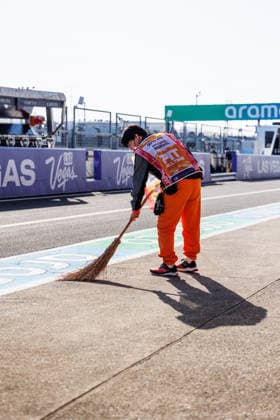 March 27, 2026, Suzuka, Mie Prefecture, Japan: A pit lane marshal sweeps debris in pit lane ahead of the F1 Grand Prix of Japan at the Suzuka Circuit Formula 1, Day 1, Japanese Grand Prix 2026, Suzuka, Japan - Friday 27 March 2026.  - ZUMAs197 20260327_aaa_s197_006 Copyright: xGeorgexHitchensx