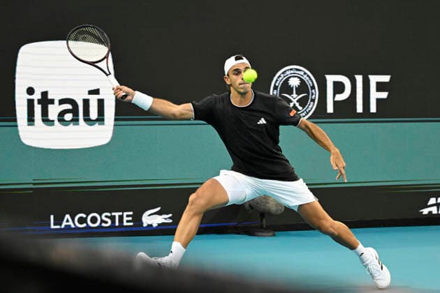 MIAMI GARDENS, FL - MARCH 26: Francisco Cerundolo of Argentina returns a shot to Alexander Zverev of Germany, during the men™s quarterfinal match of the Miami Open on March 26, 2026, Hard Rock Stadium in Miami Gardens, Florida. (Photo by Michele Eve Sandberg Icon Sportswire) TENNIS: MAR 26 Miami Open EDITORIAL USE ONLY Icon2603260566