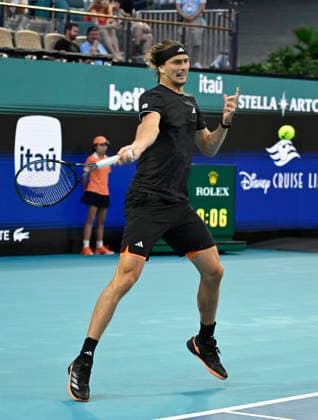 MIAMI GARDENS, FL - MARCH 26: Alexander Zverev of Germany, returns a shot to Francisco Cerundolo of Argentina, during the men™s quarterfinal match of the Miami Open on March 26, 2026, Hard Rock Stadium in Miami Gardens, Florida. (Photo by Michele Eve Sandberg Icon Sportswire) TENNIS: MAR 26 Miami Open EDITORIAL USE ONLY Icon2603260570