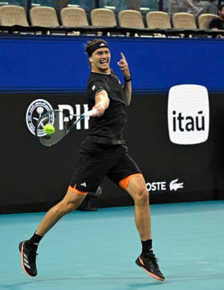 MIAMI GARDENS, FL - MARCH 26: Alexander Zverev of Germany, returns a shot to Francisco Cerundolo of Argentina, during the men™s quarterfinal match of the Miami Open on March 26, 2026, Hard Rock Stadium in Miami Gardens, Florida. (Photo by Michele Eve Sandberg Icon Sportswire) TENNIS: MAR 26 Miami Open EDITORIAL USE ONLY Icon2603260578