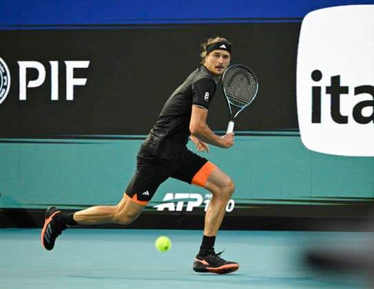 MIAMI GARDENS, FL - MARCH 26: Alexander Zverev of Germany, returns a shot to Francisco Cerundolo of Argentina, during the men™s quarterfinal match of the Miami Open on March 26, 2026, Hard Rock Stadium in Miami Gardens, Florida. (Photo by Michele Eve Sandberg Icon Sportswire) TENNIS: MAR 26 Miami Open EDITORIAL USE ONLY Icon2603260586