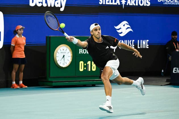 MIAMI GARDENS, FL - MARCH 26: Francisco Cerundolo of Argentina returns a shot to Alexander Zverev of Germany, during the men™s quarterfinal match of the Miami Open on March 26, 2026, Hard Rock Stadium in Miami Gardens, Florida. (Photo by Michele Eve Sandberg Icon Sportswire) TENNIS: MAR 26 Miami Open EDITORIAL USE ONLY Icon2603260587