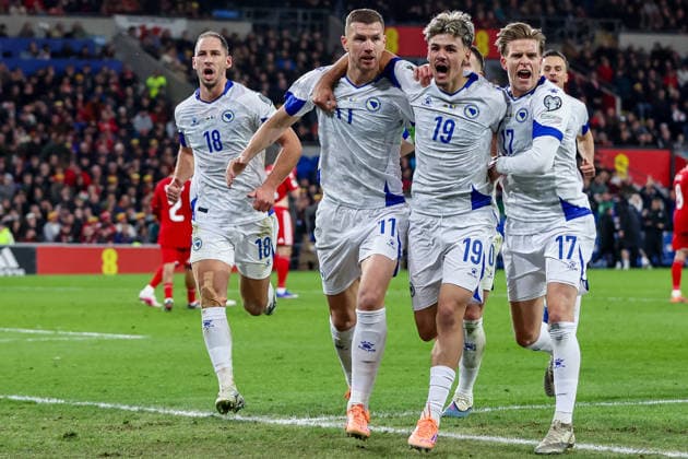 Wales v Bosnia and Herzegovina - FIFA World Cup, WM, Weltmeisterschaft, Fussball 2026 European Qualifiers KO Play-off Edin Dzeko of Bosnia and Herzegovina is congratulated after scoring a goal as he celebrates in front of fans during the FIFA World Cup Play-offs Semi-final match between Wales and Bosnia and Herzegovina at the Cardiff City Stadium in Cardiff on March 26, 2026. Cardiff South Glamorgan United Kingdom  Copyright: xMIxNewsx originalFilename:fletcher-walesvsb260326_nprnB.jpg