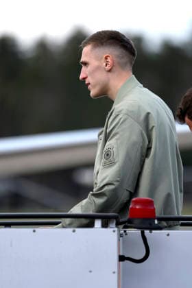 Footballer Nico Schlotterbeck boards the plane at Nuremberg Airport before the national teams departure for the international match in Switzerland Basel The first match of the World Cup year is coming up in Switzerland Nuremberg, 26 03 2026 Bavaria Germany Copyright: xDwixAnoraganingrumx