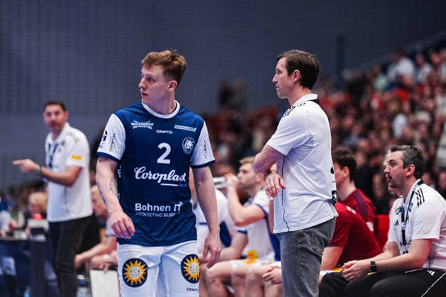 Noah Beyer Bergischer HC, 02 , Torsten Jansen Handball Sport Verein Hamburg, Coach GER, Handball Sport Verein Hamburg vs Bergischer HC, Handball, 1 Bundesliga, Matchday 26, Season 2025 2026, 26 03 2026 GER, Handball Sport Verein Hamburg vs Bergischer HC, Handball, 1 Bundesliga, Matchday 26, Season 2025 2026, 26 03 2026 Hamburg Copyright: xEibner-Pressefoto MarcelxvonxFehrnx EP_MFN