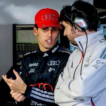 SUZUKA Formula 1 driver Gabriel Bortoleto of Audi Revolut F1 Team in conversation with his engineer during the Formula 1 Japan Suzuka free practice at the Suzuka Formula 1 circuit on March 27, 2025 in Suzuka, Japan Photo by DeFodi Images
