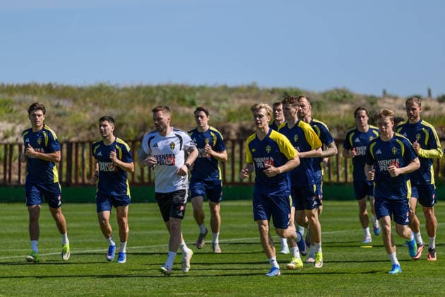 260327 Assistant coach Sebastian Larsson, Lucas Bergvall and Daniel Svensson of the Swedish national football team at a training session on March 27, 2026 in Valencia Photo Joel Marklund BILDBYRAN kod JM JM0811 bbeng fotboll football soccer fotball vm kval fifa world cup qualifier träning practice training sverige sweden sverige a  Copyright: JOELxMARKLUND BB260327JM008