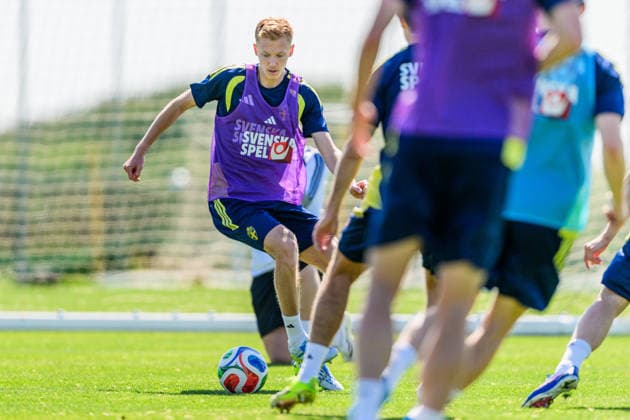 260327 Hugo Larsson of the Swedish national football team at a training session on March 27, 2026 in Valencia Photo Joel Marklund BILDBYRAN code JM JM0811 bbeng fotboll football soccer fotball vm kval fifa world cup qualifier träning practice training sverige sweden sverige a  Copyright: JOELxMARKLUND BB260327JM013