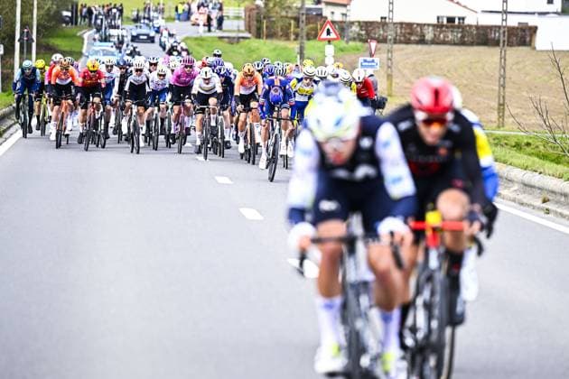 The peloton pictured in action during the E3 Saxo Bank Classic one day cycling race, 208,8km from and to Harelbeke, on Friday 27 March 2026. JASPERxJACOBS  x169061631x