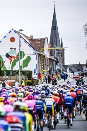 The peloton pictured in action during the E3 Saxo Bank Classic one day cycling race, 208,8km from and to Harelbeke, on Friday 27 March 2026. JASPERxJACOBS  x169062071x