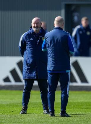 Scotland Manager Steve Clarke (right) with Scotland assistant coach Steven Naismith (left). Scotland Training Session, International Friendly, Länderspiel, Nationalmannschaft Football, Hampden Park, Glasgow, Scotland, UK - 27 Mar 2026Glasgow Hampden Park United Kingdom EDITORIAL USE ONLY No use with unauthorised audio, video, data, fixture lists, club league logos or live services. Online in-match use limited to 120 images, no video emulation. No use in betting, games or single club league player publications. Copyright: xStuartxWallace Shutterstockx 16788915d