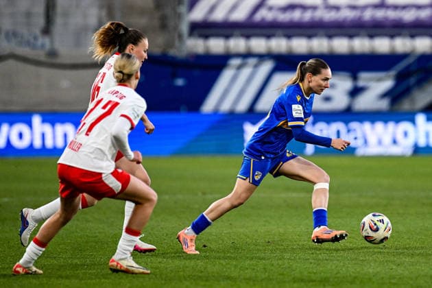 Soccer I Women I Season 2025 2026 I Bundesliga I 22 Matchday I FC Carl Zeiss Jena RB Leipzig I 27 03 2026 Marlene Müller 27, Rasenballsport Leipzig and Annabel Schasching 16, Rasenballsport Leipzig have taken up the pursuit of Emily Reske 28, FC Carl Zeiss Jena Jena Ernst Abbe Sportfeld, ad hoc Arena Thüringen Germany Copyright: xLobeca InesxHähnelx