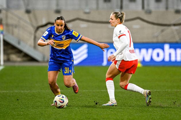 Soccer I Women I Season 2025 2026 I Bundesliga I 22 Matchday I FC Carl Zeiss Jena RB Leipzig I 27 03 2026 Nelly Juckel 31, FC Carl Zeiss Jena with ball is approached by Marleen Schimmer 14, Rasenballsport Leipzig Jena Ernst Abbe Sportfeld, ad hoc Arena Thüringen Germany Copyright: xLobeca InesxHähnelx
