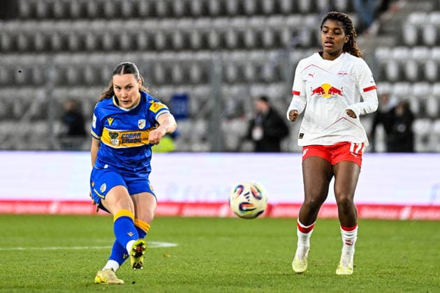 Soccer I Women I Season 2025 2026 I Bundesliga I 22 Matchday I FC Carl Zeiss Jena RB Leipzig I 27 03 2026 Emily Reske 28, FC Carl Zeiss Jena has just rinsed the ball, on the right Delice Boboy 17, Rasenballsport Leipzig Jena Ernst Abbe Sportfeld, ad hoc Arena Thüringen Germany Copyright: xLobeca InesxHähnelx