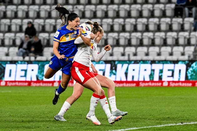 Soccer I Women I Season 2025 2026 I Bundesliga I 22 Matchday I FC Carl Zeiss Jena RB Leipzig I 27 03 2026 Fight for the ball,Olivia Johansson Alcaide 9, FC Carl Zeiss Jena screams out, Victoria Krug 20, Rasenballsport Leipzig and Julia Landenberger 21, Rasenballsport Leipzig covertly block the ball Jena Ernst Abbe Sportfeld, ad hoc Arena Thüringen Germany Copyright: xLobeca InesxHähnelx