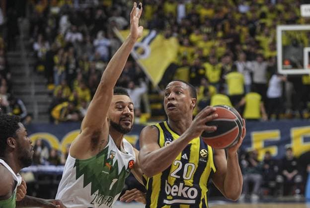 Fenerbahce Beko v Zalgiris - EuroLeague ISTANBUL, TURKIYE - MARCH 27: Fenerbahce Beko player Devon Hall (20) and Zalgiris player Nigel Williams-Goss (1) compete for the ball during the EuroLeague Round 34 basketball game between Fenerbahce Beko and Zalgiris at Ulker Sports and Event Hall in Istanbul, Turkiye on March 27, 2026. Beyza Comert Anadolu Istanbul Turkey. Editorial use only. Please get in touch for any other usage.  Copyright: x2026xAnadoluxBeyzaxComertx