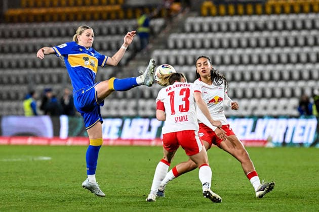 Soccer I Women I Season 2025 2026 I Bundesliga I 22 Matchday I FC Carl Zeiss Jena RB Leipzig I 27 03 2026 Dangerous play by Olivia Johansson Alcaide 9, FC Carl Zeiss Jena , who pulls her leg up in the fight for the ball against Sandra Starke 13, Rasenballsport Leipzig , who goes to the ball with her head, Lisa Baum 11, Rasenballsport Leipzig also gets involved in the duel Jena Ernst Abbe Sportfeld, ad hoc Arena Thüringen Germany Copyright: xLobeca InesxHähnelx