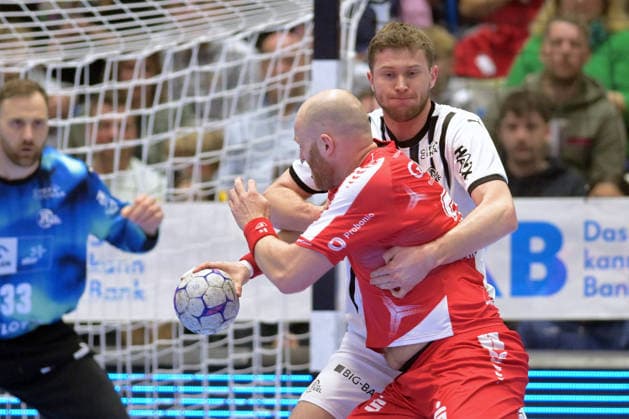 Arnar Freyr Arnarsson MT Melsungen 21 on the ball Magnus Landin Jacobsen THW Kiel 7 , Andreas Wolff Goalkeeper THW Kiel 33 L, back , GER, MT Melsungen THW Kiel, Handball, 1 Bundesliga, Matchday 26, Season 2025 2026, 27 03 2026, GER, MT Melsungen THW Kiel, Handball, 1 Bundesliga, Matchday 26, Season 2025 2026, 27 03 2026 Kassel Copyright: xEibner-Pressefotox xRolandxSippex EP_RSL