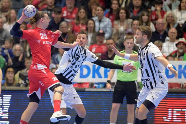 Olle Forsell Schefvert MT Melsungen 25 on the throw Domagoj Duvnjak THW Kiel 4 , Petter Overby THW Kiel 11 R in defense , GER, MT Melsungen THW Kiel, Handball, 1 Bundesliga, Matchday 26, Season 2025 2026, 27 03 2026, GER, MT Melsungen THW Kiel, Handball, 1 Bundesliga, Matchday 26, Season 2025 2026, 27 03 2026 Kassel Copyright: xEibner-Pressefotox xRolandxSippex EP_RSL