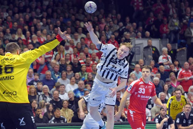 Eric Johansson THW Kiel 21 fails to score against Nebojsa Simic Goalkeeper MT Melsungen 16 , Aaron Mensing MT Melsungen 33 R , GER, MT Melsungen THW Kiel, Handball, 1 Bundesliga, Matchday 26, Season 2025 2026, 27 03 2026, GER, MT Melsungen THW Kiel, Handball, 1 Bundesliga, Matchday 26, Season 2025 2026, 27 03 2026 Kassel Copyright: xEibner-Pressefotox xRolandxSippex EP_RSL