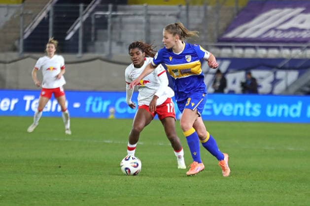 Google Pixel Womens Bundesliga, FC Carl Zeiss Jena RB Leipzig 27 03 2026 Toma Ihlenburg 3, Carl Zeiss Jena before Delice Boboy 17, RB Leipzig Football, Google Pixel Womens Bundesliga, Season 2025 2026, 22 Matchday FC Carl Zeiss Jena vs RB Leipzig on 27 03 2026, Ernst Abbe Sportfeld, ad hoc Arena, Jena DFB REGULATIONS PROHIBIT ANY USE OF PHOTOGRAPHS AS IMAGE SEQUENCES AND OR QUASI VIDEO Copyright: xBEAUTIFULxSPORTS JanxKaeferx