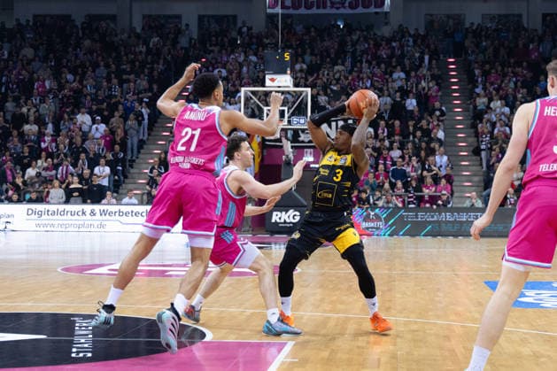 Stefan Smith MHP RIESEN Ludwigsburg, 03 vs Grayson Murphy Telekom Baskets Bonn, 07 , Joel Sadu Aminu Telekom Baskets Bonn, 21 , Patrick Heckmann Telekom Baskets Bonn, 33 Telekom Baskets Bonn vs MHP RIESEN Ludwigsburg, Basketball, easy Credit BBL, 26 Matchday, 2025 2026, 27 03 2026 Telekom Baskets Bonn vs MHP RIESEN Ludwigsburg, Basketball, easy Credit BBL, 26 Matchday, 2025 2026, 27 02 2026 Bonn Copyright: xEibner-Pressefoto GerhardxWingenx EP_GWR