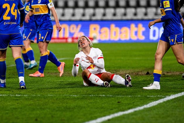 Soccer I Women I Season 2025 2026 I Bundesliga I 22 Matchday I FC Carl Zeiss Jena RB Leipzig I 27 03 2026 Gina Chmielinski 10, Rasenballsport Leipzig desperately sitting on the ground after a missed goal chance Crop, close-up, portrait, portrait, single photo, single image, body Jena Ernst Abbe Sportfeld, ad hoc Arena Thuringia Germany Copyright: xLobeca InesxHähnelx