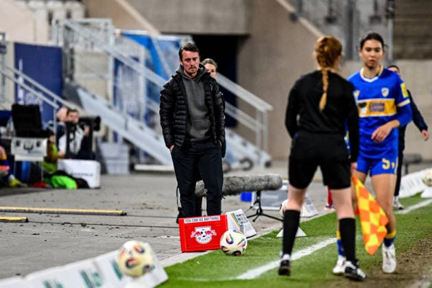 Soccer I Women I Season 2025 2026 I Bundesliga I 22 Matchday I FC Carl Zeiss Jena RB Leipzig I 27 03 2026 Jonas Stephan Coach, Rasenballsport Leipzig with red head, has put his hands in his pockets and looks dissatisfied Crop, close-up, portrait, portrait, single photo, single image, body Jena Ernst Abbe Sportfeld, ad hoc Arena Thuringia Germany Copyright: xLobeca InesxHähnelx