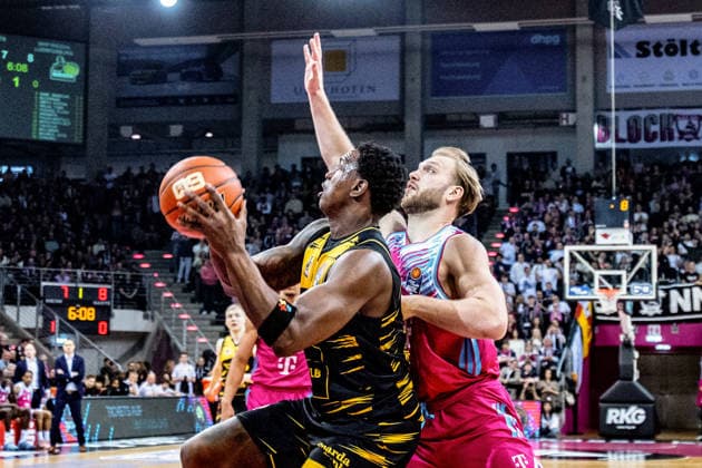 Elijah Hughes MHP RIESEN Ludwigsburg, 07 vs Patrick Heckmann Telekom Baskets Bonn, 33 Telekom Baskets Bonn vs MHP RIESEN Ludwigsburg, Basketball, easy Credit BBL, 26 Matchday, 2025 2026, 27 03 2026 Telekom Baskets Bonn vs MHP RIESEN Ludwigsburg, Basketball, easy Credit BBL, 26 Matchday, 2025 2026, 27 02 2026 Bonn Copyright: xEibner-Pressefoto GerhardxWingenx EP_GWR