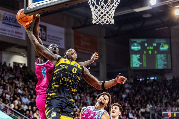Babacar Sane MHP RIESEN Ludwigsburg, 00 is prevented from throwing by Kur Jongkuch Telekom Baskets Bonn, 15, Alijah Comithier Telekom Baskets Bonn, 02 watches Telekom Baskets Bonn vs MHP RIESEN Ludwigsburg, Basketball, easy Credit BBL, Matchday 26, 2025 2026, 27 03 2026 Telekom Baskets Bonn vs MHP RIESEN Ludwigsburg, Basketball, easy Credit BBL, Matchday 26, 2025 2026, 27 02 2026 Bonn Copyright: xEibner-Pressefoto GerhardxWingenx EP_GWR