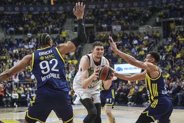 Fenerbahce Beko v Zalgiris - EuroLeague ISTANBUL, TURKIYE - MARCH 27: Fenerbahce Beko player Khem Birch (92) and Zalgiris player Laurynas Birutis compete for the ball during the EuroLeague Round 34 basketball game between Fenerbahce Beko and Zalgiris at Ulker Sports and Event Hall in Istanbul, Turkiye on March 27, 2026. Beyza Comert Anadolu Istanbul Turkey. Editorial use only. Please get in touch for any other usage.  Copyright: x2026xAnadoluxBeyzaxComertx
