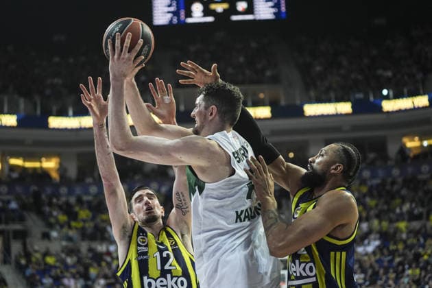 Fenerbahce Beko v Zalgiris - EuroLeague ISTANBUL, TURKIYE - MARCH 27: Fenerbahce Beko player Nando de Colo and Zalgiris player Laurynas Birutis compete for the ball during the EuroLeague Round 34 basketball game between Fenerbahce Beko and Zalgiris at Ulker Sports and Event Hall in Istanbul, Turkiye on March 27, 2026. Beyza Comert Anadolu Istanbul Turkey. Editorial use only. Please get in touch for any other usage.  Copyright: x2026xAnadoluxBeyzaxComertx