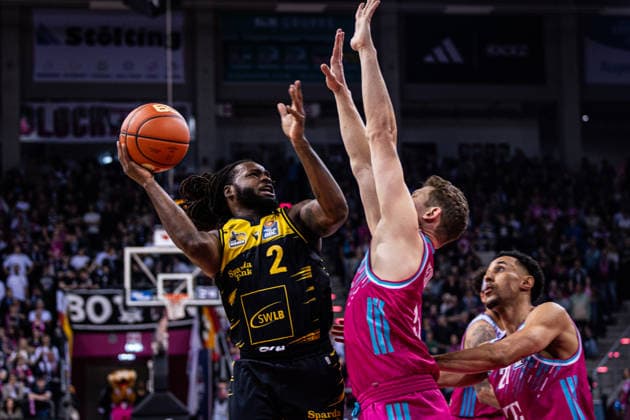 easyCredit Basketball Bundesliga, Telekom Baskets Bonn vs MHP Riesen Ludwigsburg, 27 3 2026 Traveon Buchanan MHP RIESEN LUDWIGSBURG 2 vs Patrick Heckmann Telekom Baskets Bonn 33 easyCredit Basketball Bundesliga, Telekom Baskets Bonn vs MHP Riesen Ludwigsburg, 27 3 2026, Telekom Dome Bonn Copyright: xBEAUTIFULxSPORTS Derixx