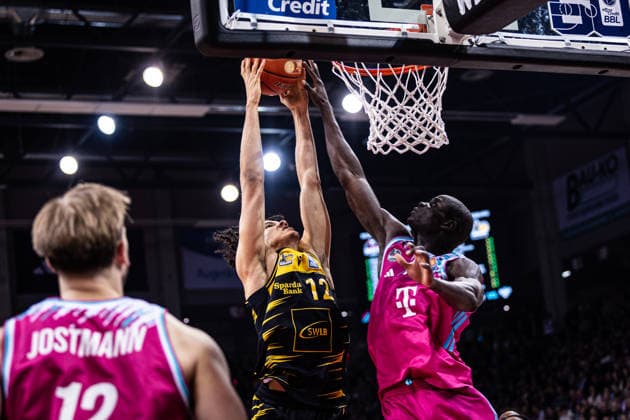 easyCredit Basketball Bundesliga, Telekom Baskets Bonn vs MHP Riesen Ludwigsburg, 27 3 2026 Lenny Anigbata MHP RIESEN LUDWIGSBURG 12 vs Kur Jongkuch Telekom Baskets Bonn 15 easyCredit Basketball Bundesliga, Telekom Baskets Bonn vs MHP Riesen Ludwigsburg, 27 3 2026, Telekom Dome Bonn Copyright: xBEAUTIFULxSPORTS Derixx